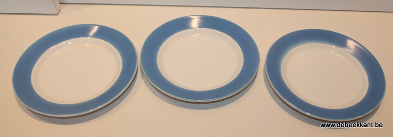 Retro bordjes wit met brede blauwe boord